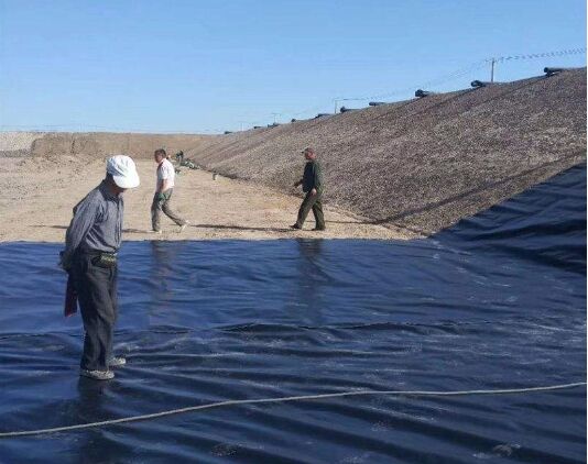 復(fù)合土工膜施工現(xiàn)場(chǎng)